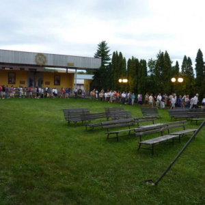 27.8.2011 Po mši svaté následoval tradiční průvod kolem kostela