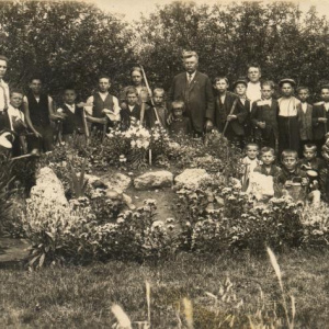 1927 R.Sekanina s žáky na školní zahradě