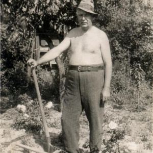 1936 Řídící učitel R.Sekanina na školní zahradě