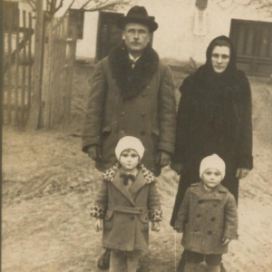 1928 Kliment a Ludmila Sýkorovi u mlýna