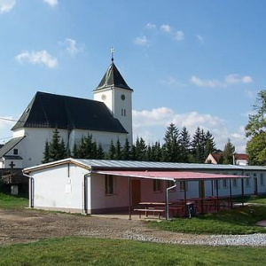 Kabinky u hřiště.