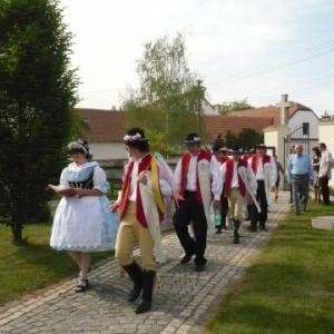 Stárci v průvodě u kostela