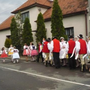 Krojovaní v průvodě obcí
