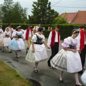 Stárci v průvodě obcí