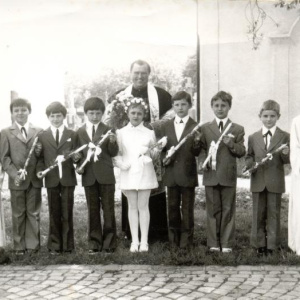 1975 První sv. přijímání s P. Františkem Šrámkem