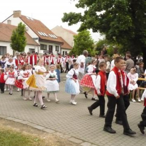 Průvod přichází pod máji