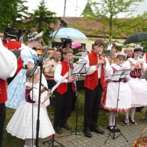 Děti s místními muzikanty