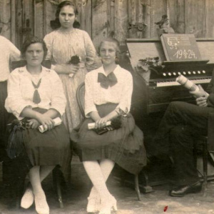 1924 Antonín Sedláček se zpěvačkami