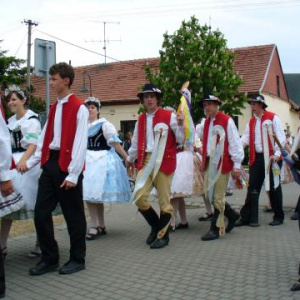 Stárci přichází pod máji