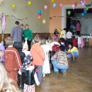Děti čekají na jednu z disciplín - kuželky.
