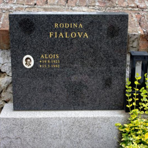 052 Fialova