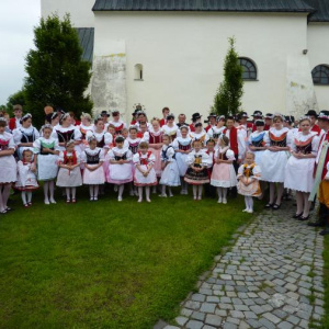 Hody 2010 - Krojovaná chasa před kostelem