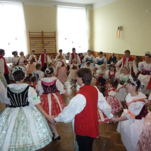Hody 2010 - namísto průvodu v dešti, zpívání a tance v orlovně
