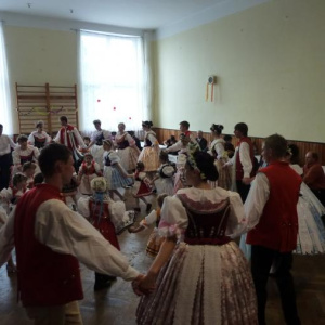 Hody 2010 - namísto průvodu v dešti, zpívání a tance v orlovně