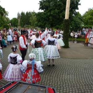 Hody 2010 - stárci tančí besedu