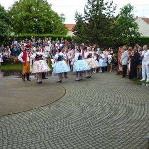 Hody 2010 - stárci tančí besedu