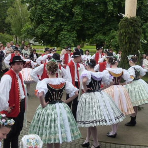 Hody 2010 - stárci tančí besedu