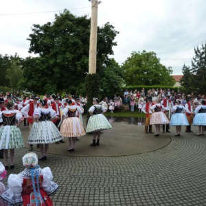 Hody 2010 - stárci tančí besedu