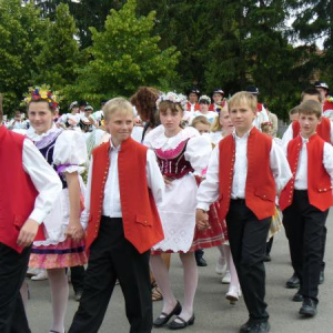Hody 2009 - průvod míří na náves